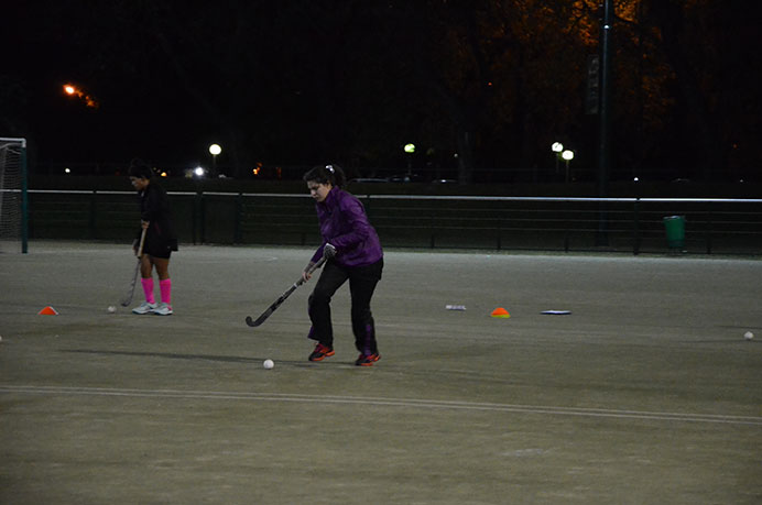 El representativo de hockey luego de la suspensión de su primer partido del semestre se prepara para volver a la cancha y Micaela Altman, una de sus integrantes, sabe que no serán nada fáciles, pero confía en que pueden dar la sorpresa. 