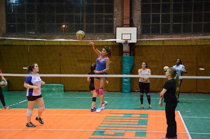 Si bien, como es costumbre, ambos equipos entrenaron a la par el miércoles por la noche, la mira está puesta en el conjunto femenino quien este fin de semana saltará a la cancha para retomar la competencia. 