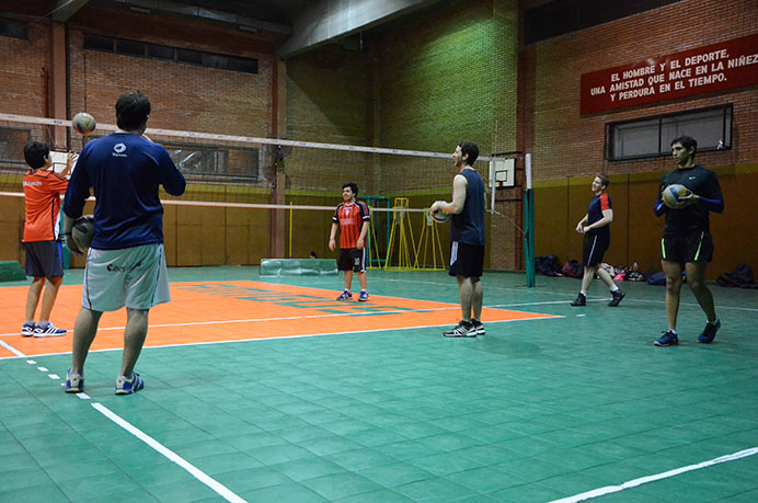 Si bien, como es costumbre, ambos equipos entrenaron a la par el miércoles por la noche, la mira está puesta en el conjunto femenino quien este fin de semana saltará a la cancha para retomar la competencia. 