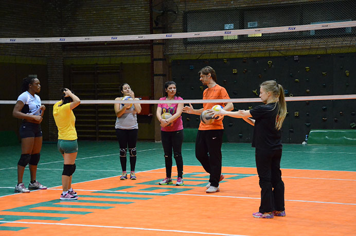 Si bien, como es costumbre, ambos equipos entrenaron a la par el miércoles por la noche, la mira está puesta en el conjunto femenino quien este fin de semana saltará a la cancha para retomar la competencia. 