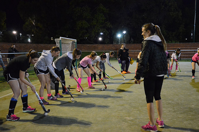 Para las chicas del representativo de hockey esta será una semana difícil de olvidar, ya que luego de clasificar a las semifinales de la Copa de Plata, este miércoles recibieron la visita de Carla Rebecchi, nada menos que la nueva capitana de la Selección Argentina. 