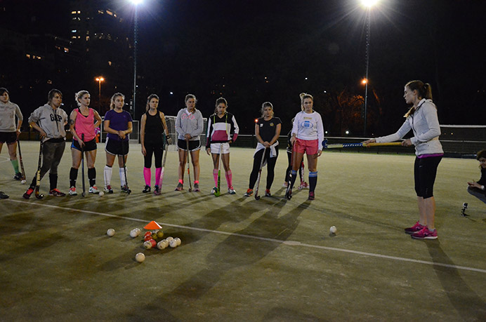 Una vez finalizado el evento, nos dimos el lujo de charlar con Carla Rebecchi acerca del contenido de la clase, la importancia que tuvo el encuentro con las chicas del representativo y su nuevo gran desafío: ser la capitana de Las Leonas. 