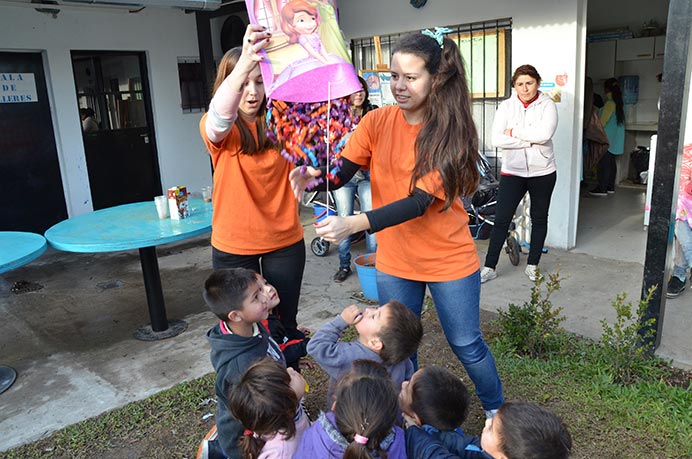 Una vez mas y como todos los meses concurrimos a la Asociacion Civil Pequeños Pasos para festejar los cumpleaños de los chicos. 