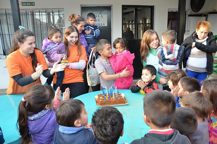 Una vez mas y como todos los meses concurrimos a la Asociacion Civil Pequeños Pasos para festejar los cumpleaños de los chicos. 