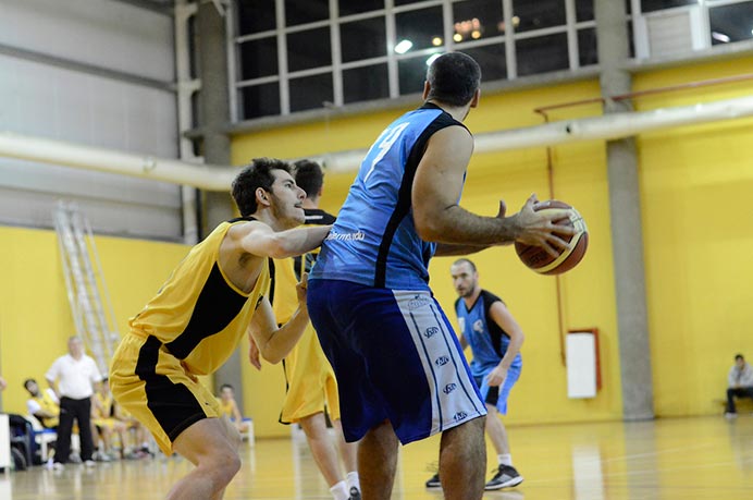 Con una sólida actuación, el equipo de básquet volvió a conseguir un triunfo en la segunda fase del Torneo ADAU. Manteniendo siempre la ventaja en el marcador, se impuso por 83 a 58 ante la Universidad Torcuato Di Tella.