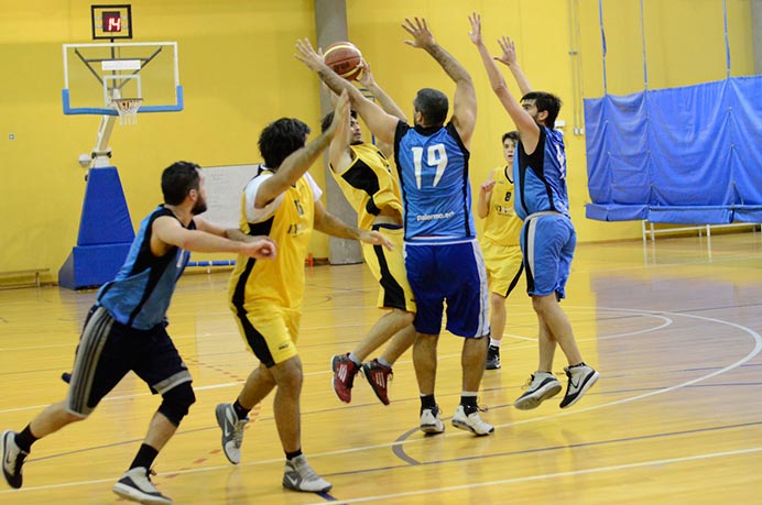 Con una sólida actuación, el equipo de básquet volvió a conseguir un triunfo en la segunda fase del Torneo ADAU. Manteniendo siempre la ventaja en el marcador, se impuso por 83 a 58 ante la Universidad Torcuato Di Tella.