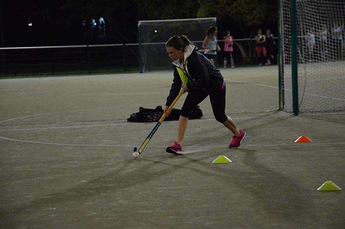 Carla Rebecchi acudió a dictar una clínica de hockey para las jugadoras de UP y para aquellas que se quisieran sumar a la práctica. La capitana del seleccionado argentino mostró toda su jerarquía en la cancha y su humildad para acceder a fotos y autógrafos. 