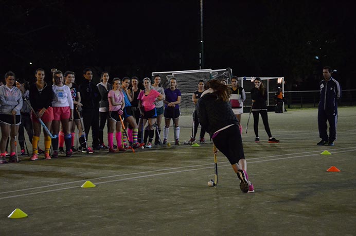 Carla Rebecchi acudió a dictar una clínica de hockey para las jugadoras de UP y para aquellas que se quisieran sumar a la práctica. La capitana del seleccionado argentino mostró toda su jerarquía en la cancha y su humildad para acceder a fotos y autógrafos. 