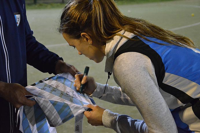 Carla Rebecchi acudió a dictar una clínica de hockey para las jugadoras de UP y para aquellas que se quisieran sumar a la práctica. La capitana del seleccionado argentino mostró toda su jerarquía en la cancha y su humildad para acceder a fotos y autógrafos. 