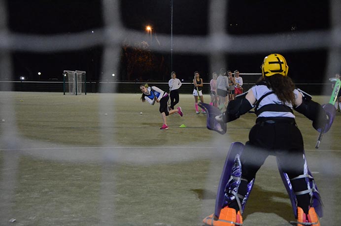 La portera del representativo de hockey, Daina Giardino, vivió su noche mágica. Ubicada debajo de los tres palos se dio el gusto de tapar varios tiros de Carla Rebecchi y de su marido Jorge Lombi. Además se llevó una camiseta firmada y dedicada. ¡No la despierten más! 