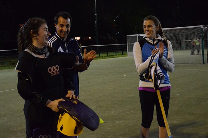 La portera del representativo de hockey, Daina Giardino, vivió su noche mágica. Ubicada debajo de los tres palos se dio el gusto de tapar varios tiros de Carla Rebecchi y de su marido Jorge Lombi. Además se llevó una camiseta firmada y dedicada. ¡No la despierten más! 