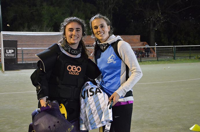 La portera del representativo de hockey, Daina Giardino, vivió su noche mágica. Ubicada debajo de los tres palos se dio el gusto de tapar varios tiros de Carla Rebecchi y de su marido Jorge Lombi. Además se llevó una camiseta firmada y dedicada. ¡No la despierten más! 