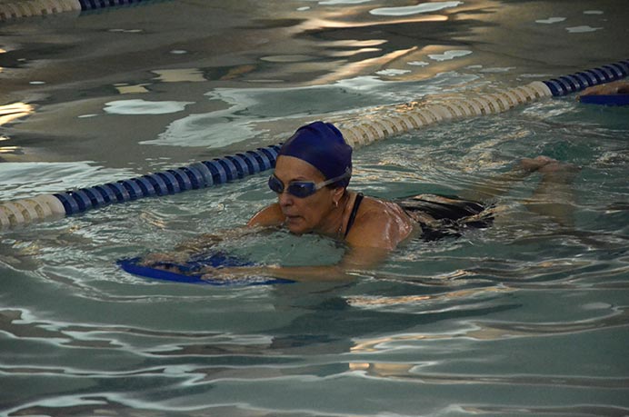 El jueves por la noche es el día que coinciden todos los niveles de natación. Diana Divasto, integrante del grupo inicial, nos otorgó unos minutos para contar su experiencia personal y destacó la importancia de realizar actividades físicas. <br /><br /> 