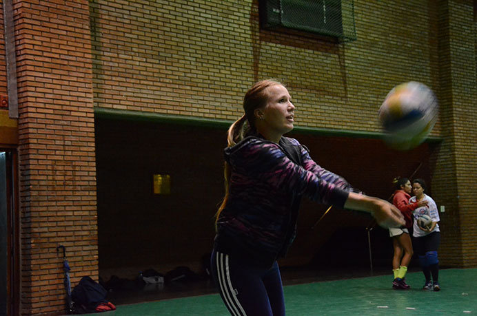 La armadora Gisela Scalise habló sobre el gran momento que vive el representativo de vóley. Con varios años en el equipo, hizo un repaso de otros planteles que le tocó integrar. Expectante con el campeonato, reveló que deben estar tranquilas y seguir buscando divertirse. <br /><br /> 