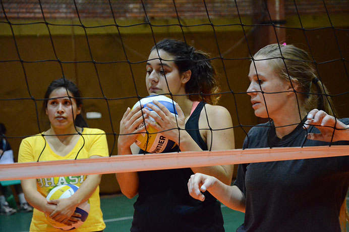 La armadora Gisela Scalise habló sobre el gran momento que vive el representativo de vóley. Con varios años en el equipo, hizo un repaso de otros planteles que le tocó integrar. Expectante con el campeonato, reveló que deben estar tranquilas y seguir buscando divertirse. <br /><br /> 