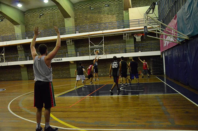 Como las elecciones nacionales desafectaron a los equipos de sus respectivas competencias, los chicos de básquet organizaron su propio partido para llegar entonados a la parte decisiva del torneo. 