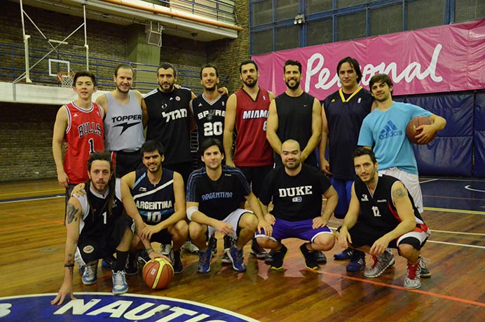 Como las elecciones nacionales desafectaron a los equipos de sus respectivas competencias, los chicos de básquet organizaron su propio partido para llegar entonados a la parte decisiva del torneo. 