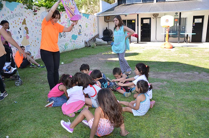 Como todos los meses, concurrimos a la Asociación Civil Pequeños Pasos para festejar los cumpleaños de los chicos. En esta oportunidad, se sumó como voluntario Nicolás Funes, alumno de la carrera de Diseño de Imagen y Sonido. 