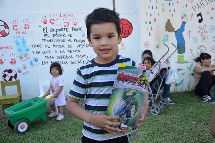 Como todos los meses, concurrimos a la Asociación Civil Pequeños Pasos para festejar los cumpleaños de los chicos. En esta oportunidad, se sumó como voluntario Nicolás Funes, alumno de la carrera de Diseño de Imagen y Sonido. 