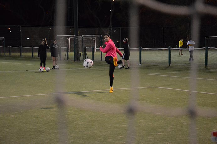 Con la mente puesta en el volver a competir, el grupo de f&uacute;tbol femenino retom&oacute; los entrenamientos en las canchas del Club de Amigos. La jornada estuvo marcada por trabajos de coordinaci&oacute;n motriz y ejercicios con pelota. 