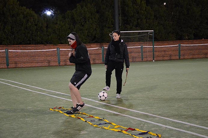 Con la mente puesta en el volver a competir, el grupo de f&uacute;tbol femenino retom&oacute; los entrenamientos en las canchas del Club de Amigos. La jornada estuvo marcada por trabajos de coordinaci&oacute;n motriz y ejercicios con pelota. 