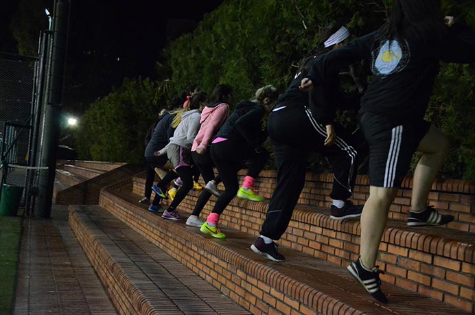 Con la mente puesta en el volver a competir, el grupo de f&uacute;tbol femenino retom&oacute; los entrenamientos en las canchas del Club de Amigos. La jornada estuvo marcada por trabajos de coordinaci&oacute;n motriz y ejercicios con pelota. 