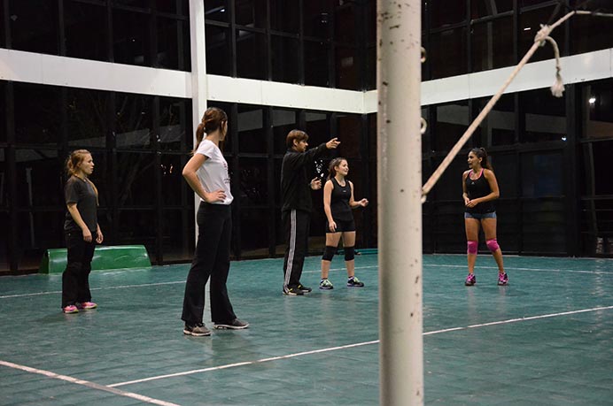 Los representativos de vóley realizaron trabajos en conjuntos en la misma cancha. En el último entrenamiento de la semana se enfocaron en realizar trabajos juntos para mejorar distintos aspectos de cada equipo. 