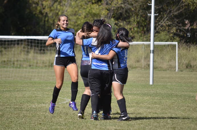 El representativo de fútbol femenino hizo un gran partido contra Vélez. Si bien no pudo cosechar una victoria, comenzaron en desventaja y lo terminaron igualando 2 a 2, para obtener así su primer punto en el Torneo ADAU. 