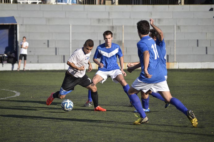 El representativo de f&uacute;tbol masculino consigui&oacute; su primera victoria en el certamen. Se impuso por 4-2 ante la Universidad de San Andr&eacute;s, en un partido con idas y vueltas en el marcador y que reci&eacute;n se resolvi&oacute; sobre el final. 