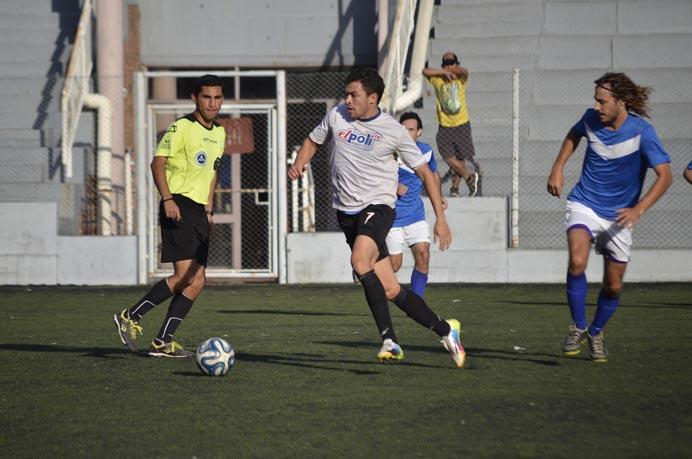 El representativo de fútbol masculino consiguió su primera victoria en el certamen. Se impuso por 4-2 ante la Universidad de San Andrés, en un partido con idas y vueltas en el marcador y que recién se resolvió sobre el final. 