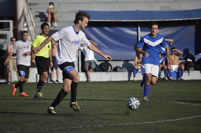 El representativo de f&uacute;tbol masculino consigui&oacute; su primera victoria en el certamen. Se impuso por 4-2 ante la Universidad de San Andr&eacute;s, en un partido con idas y vueltas en el marcador y que reci&eacute;n se resolvi&oacute; sobre el final. 