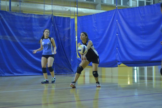 El representativo de vóley femenino jugó un partidazo ante la UADE, en el que el factor emocional fue un ingrediente clave. La entereza en los momentos difíciles fue valiosa para que la UP se quedara con el triunfo. 