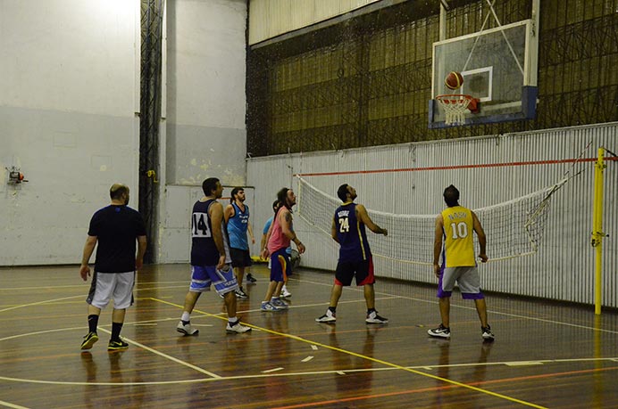 Ante la posibilidad de que el partido que el representativo tiene programado para este sábado sea postergado, los chicos volvieron a jugar un amistoso ante un combinado de jugadores con el que ya se habían medido durante el jueves pasado. 