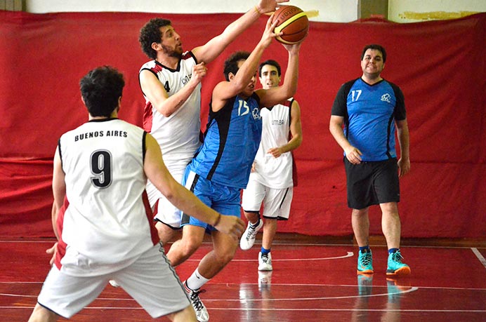 El sábado por la tarde, el representativo de básquet logró una nueva victoria, esta vez fue 72-64 ante la Universidad Tecnológica Nacional en la que se vio un gran trabajo ofensivo, pero también muchas falencias a la hora de proteger el aro. 