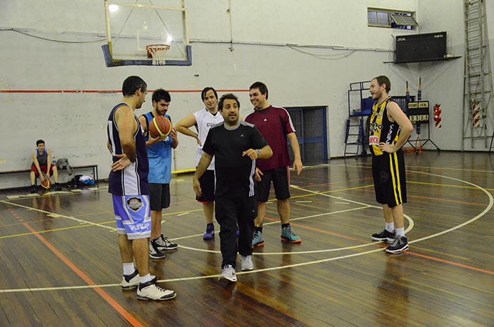 Ante la posibilidad de que el partido que el representativo tiene programado para este sábado sea postergado, los chicos volvieron a jugar un amistoso ante un combinado de jugadores con el que ya se habían medido durante el jueves pasado. 