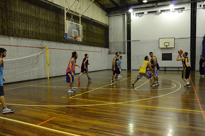 Ante la posibilidad de que el partido que el representativo tiene programado para este sábado sea postergado, los chicos volvieron a jugar un amistoso ante un combinado de jugadores con el que ya se habían medido durante el jueves pasado. 