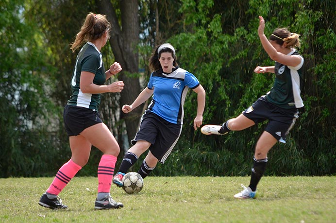 En un gran partido que las tuvo como amplias dominadoras, el representativo femenino de fútbol no pudo plasmar ese nivel en el marcador. A pesar de dejar todo en el campo, cayeron derrotadas por 2 a 1 ante UCES. 