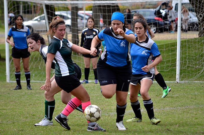 En un gran partido que las tuvo como amplias dominadoras, el representativo femenino de fútbol no pudo plasmar ese nivel en el marcador. A pesar de dejar todo en el campo, cayeron derrotadas por 2 a 1 ante UCES. 