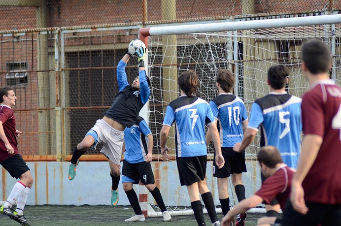 El equipo masculino de fútbol estaba obligado a conseguir los tres puntos para seguir soñando con entrar a la Copa de Oro. Al derrotar por 3 a 1 a UBA “A” cumplió con su tarea, pero debía esperar otros resultados para conocer su futuro. 