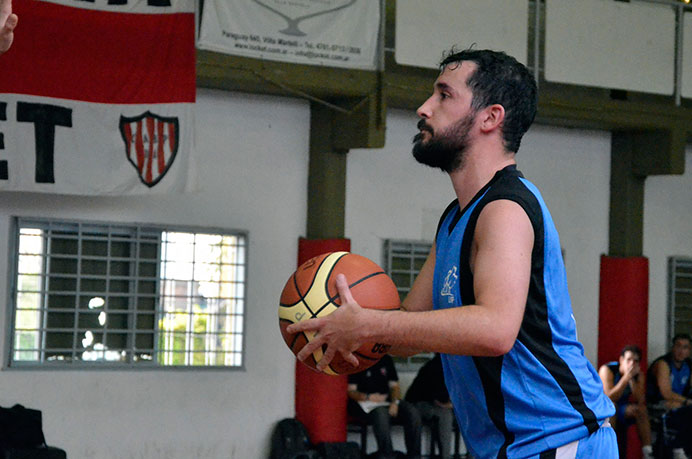 A pesar de haber logrado el triunfo ante la Universidad Tecnológica Nacional, el representativo de básquet se fue con la espina de no haber podido hacer un buen partido en defensa y es por eso que dialogamos con Sebastián Luna, quien reconoció que las llamadas de atención del técnico fueron necesarias. 