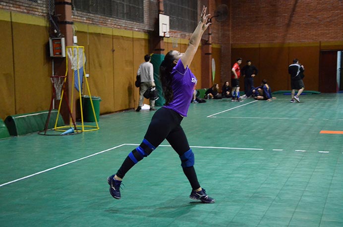 Los conjuntos femenino y masculino pertenecientes al vóley de la Universidad regresaron en la noche del lunes a los entrenamientos para comenzar a darle forma al segundo cuatrimestre de competencia. 