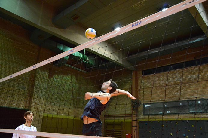 Los conjuntos femenino y masculino pertenecientes al vóley de la Universidad regresaron en la noche del lunes a los entrenamientos para comenzar a darle forma al segundo cuatrimestre de competencia. 