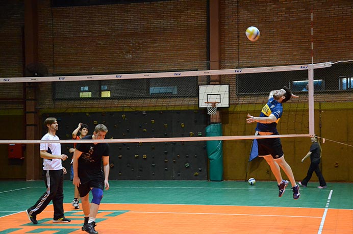 Los conjuntos femenino y masculino pertenecientes al vóley de la Universidad regresaron en la noche del lunes a los entrenamientos para comenzar a darle forma al segundo cuatrimestre de competencia. 