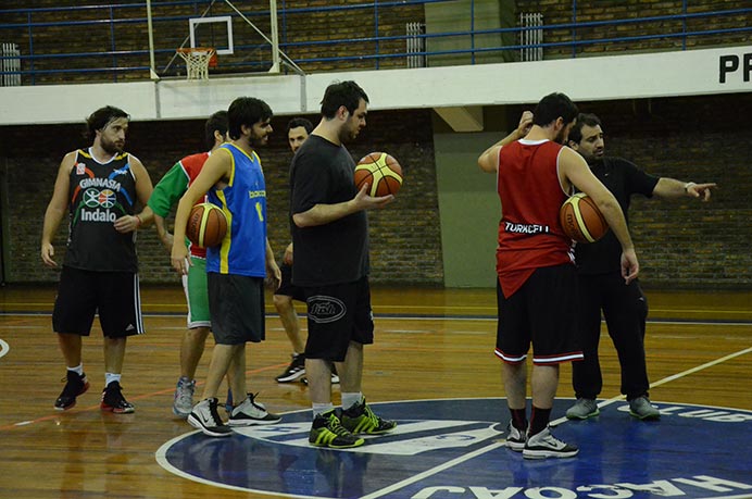 El representativo de básquet retomó los entrenamientos el pasado martes por la noche. Luego de dos semanas de receso, buscarán seguir por la misma senda y mantener el nivel demostrado en la primera mitad del año. 