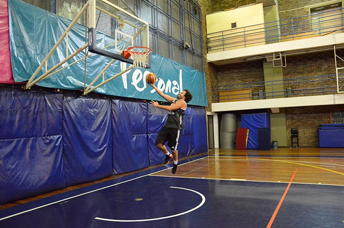 El representativo de básquet retomó los entrenamientos el pasado martes por la noche. Luego de dos semanas de receso, buscarán seguir por la misma senda y mantener el nivel demostrado en la primera mitad del año. 