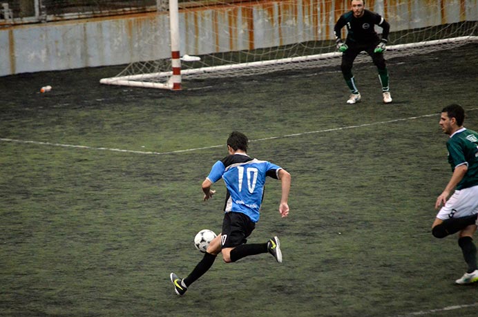El representativo saltó a la cancha a pesar de toda la lluvia que cayó durante la tarde del sábado. En un encuentro que lo tuvo como protagonista, derrotó de manera ajustada a UCES por 2 a 1, aunque por el trámite del partido merecieron una mayor diferencia en el marcador.