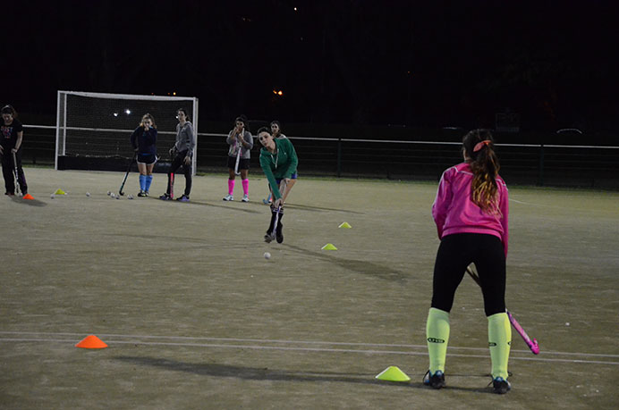 Después de disputar un partido oficial que no estaba previsto, el equipo de hockey volvió a los entrenamientos. De la mano de su director técnico, buscan seguir mejorando la defensa y el ataque para plasmarlo dentro del campo en la próxima fase del certamen ADAU. 