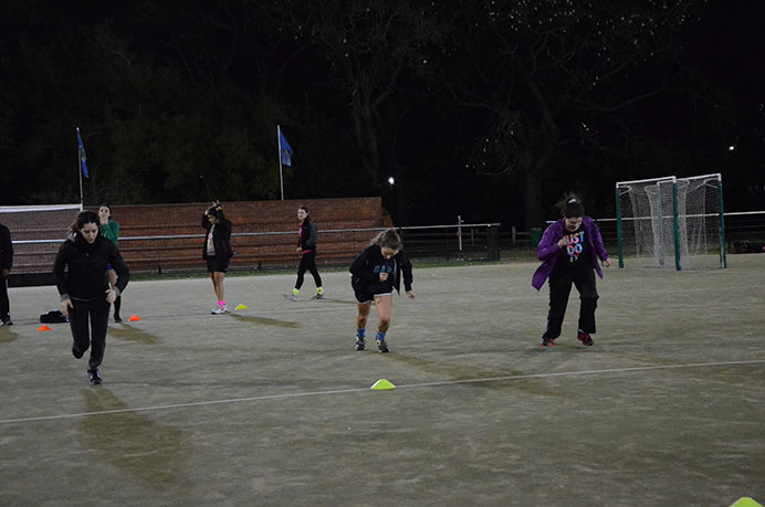 Después de disputar un partido oficial que no estaba previsto, el equipo de hockey volvió a los entrenamientos. De la mano de su director técnico, buscan seguir mejorando la defensa y el ataque para plasmarlo dentro del campo en la próxima fase del certamen ADAU. 