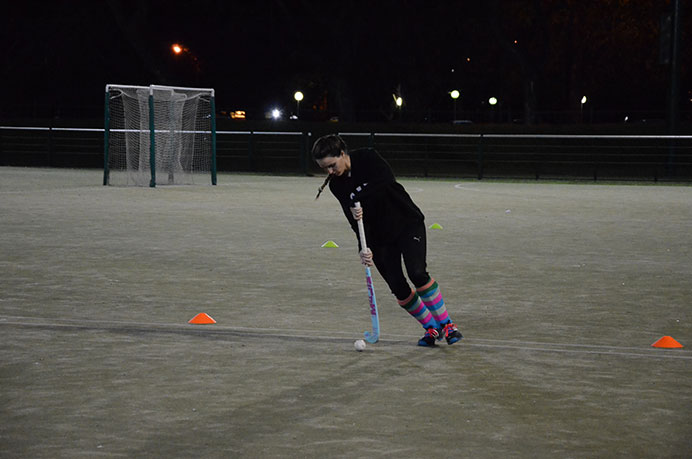 Después de disputar un partido oficial que no estaba previsto, el equipo de hockey volvió a los entrenamientos. De la mano de su director técnico, buscan seguir mejorando la defensa y el ataque para plasmarlo dentro del campo en la próxima fase del certamen ADAU. 