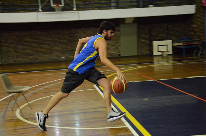 El corte invernal dejó a los chicos de básquet afuera de la competencia en un gran momento deportivo, es por eso que hablamos con el base Mauro Bertoni para que nos cuente qué espera para este segundo cuatrimestre. 